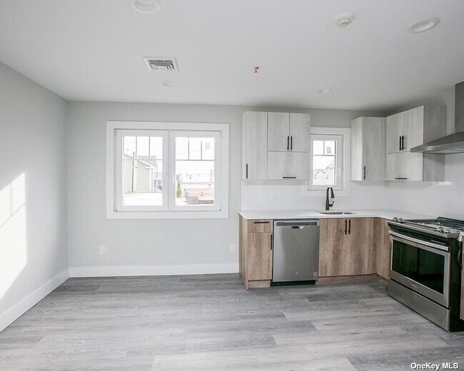 Building Photo - 170 W Montauk Hwy