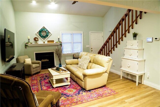 Building Photo - 145 Oak Dr