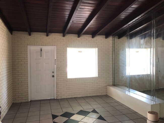 Building Photo - Large 4-2 house with central air and hookups for washer and dryer