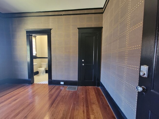 Building Photo - 10ft Ceilings - Chandeliers - Linen Gold S...