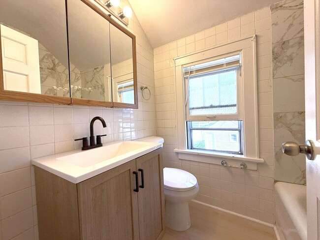 Building Photo - 3-bedroom single family in West Allis - Available now!