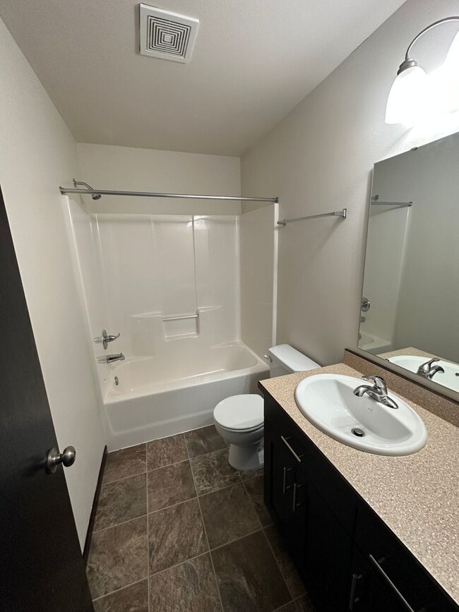 Building Photo - 3 Bed 3 Bath Twin Home