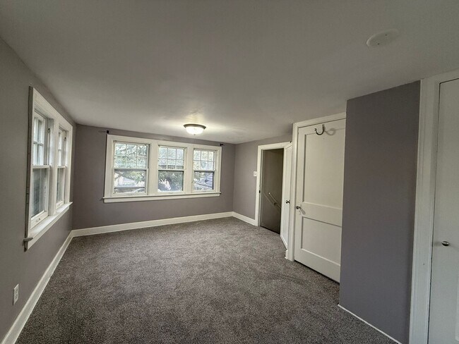 Building Photo - Riverside 4 Bedroom 3 Bathroom