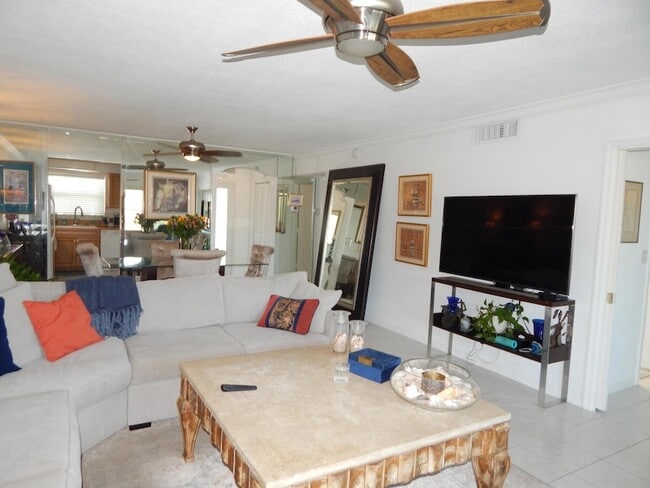 Building Photo - 2829 NE 33rd Ct