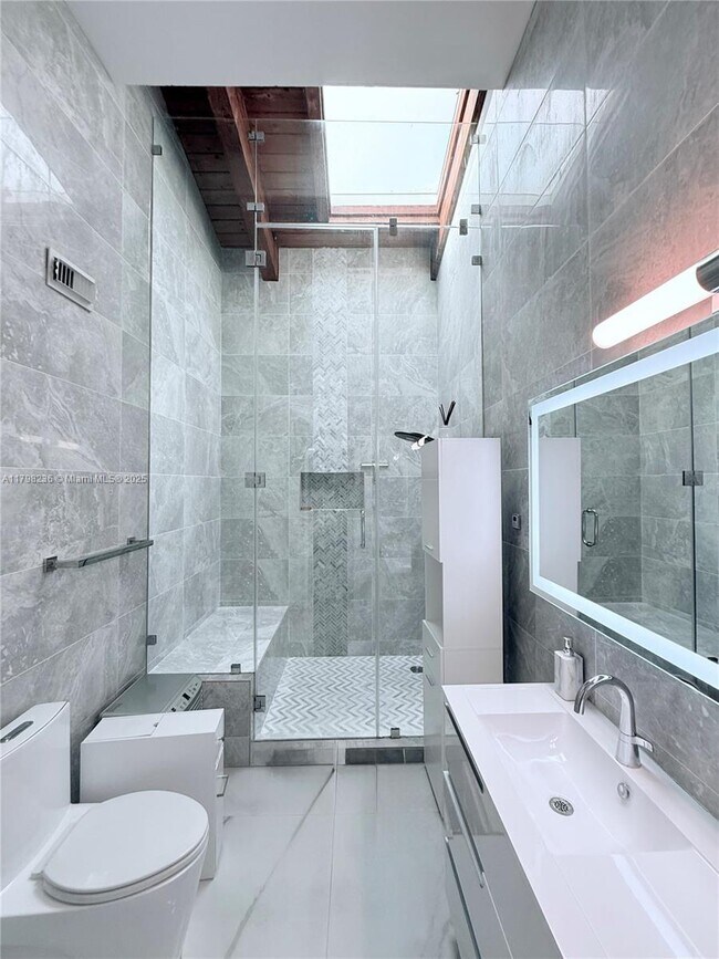 Building Photo - 2751 Parkview Dr S