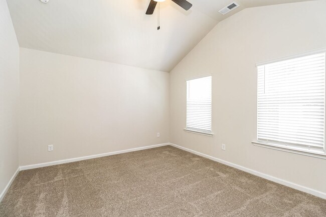 Building Photo - Beautiful 4BR 3.5BA Townhome w/ Full Appliance Kitchen Garage Parking in University
