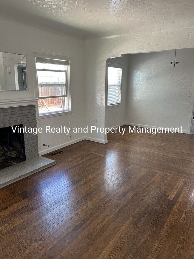 Building Photo - Updated 2 Bedroom Classic Home That's Ready To Go!!!