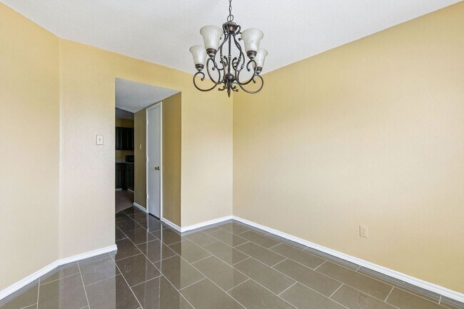 Building Photo - 12719 Bluffview Dr