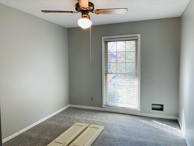 Building Photo - Spacious Three Bedroom/Three Bath Ranch in...