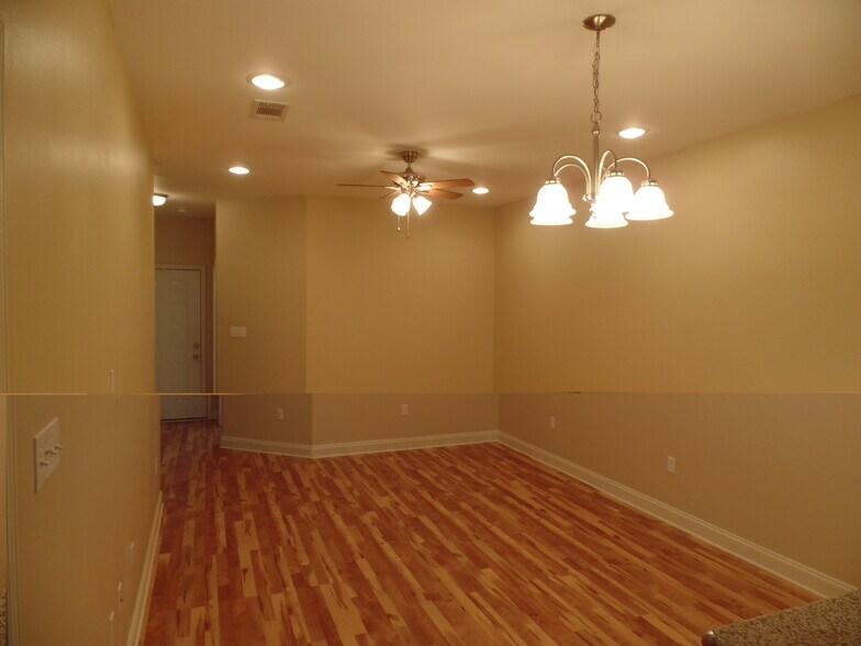 Building Photo - 205 Bella Sera Ln