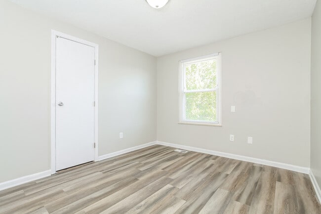 Building Photo - 180 Country View Dr