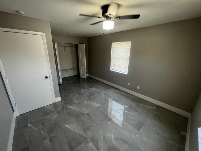 Building Photo - 2067 Laura Ln