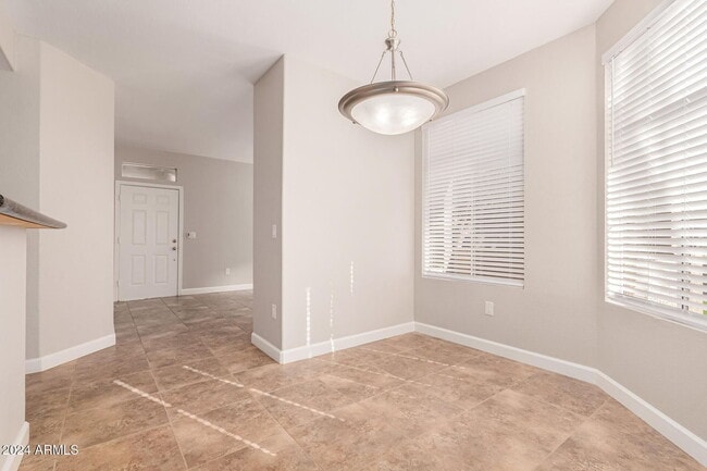 Building Photo - Immaculate Lakewood Community Condo