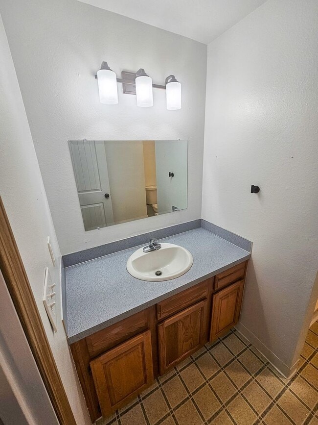 Building Photo - 599 Page Ct