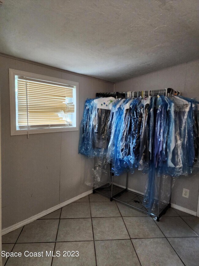 Building Photo - 388 MacArthur Cir