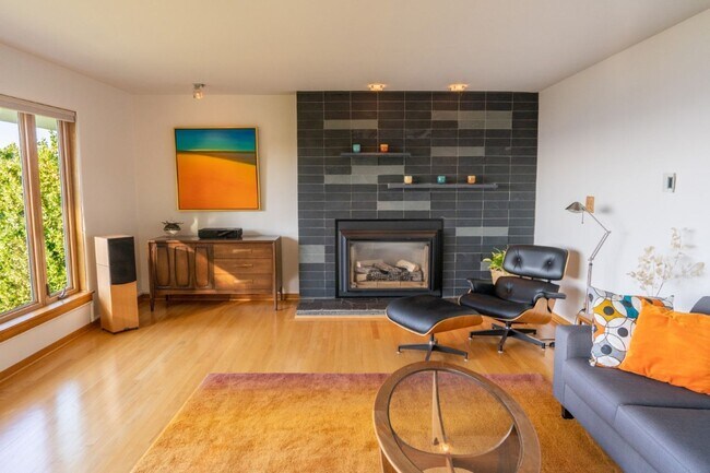 Building Photo - 3bd/1.5ba Burien House
