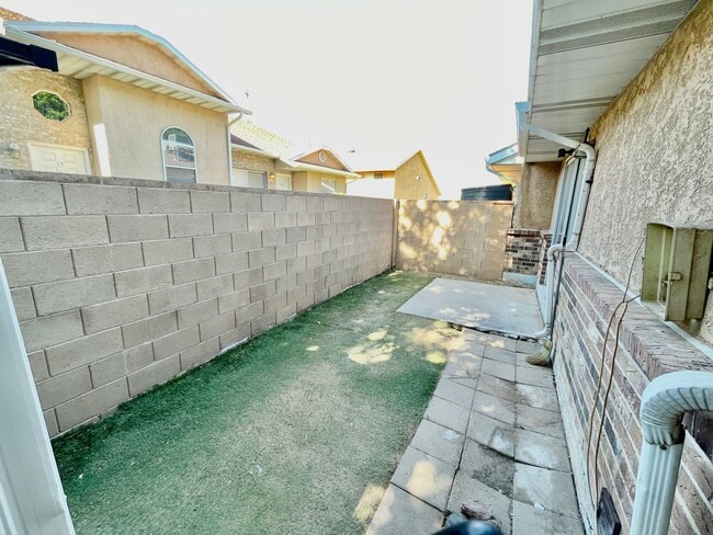 Building Photo - Conveniently Located Two-Bedroom Townhome
