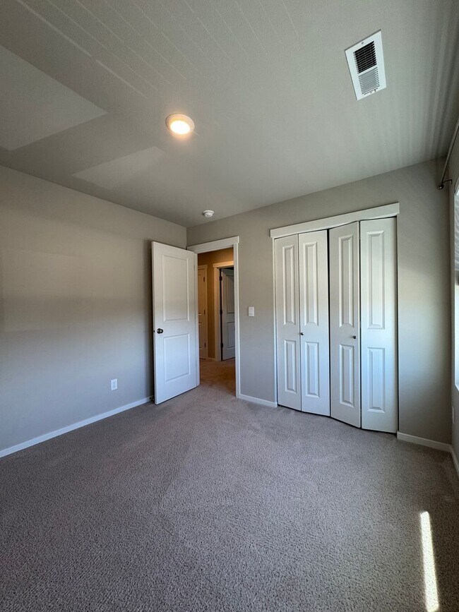 Building Photo - Modern 4-Bed Home for Rent