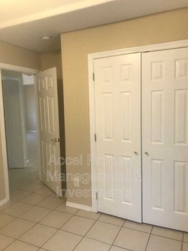 Building Photo - 1304 E Quail St