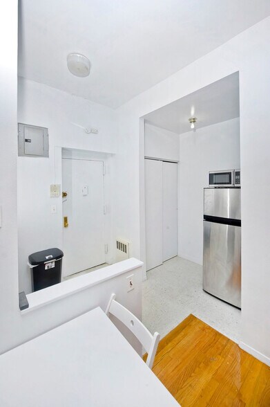 Building Photo - 215 B E 95th St