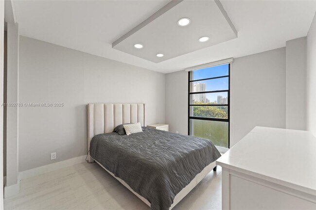 Building Photo - 3301 N Country Club Dr