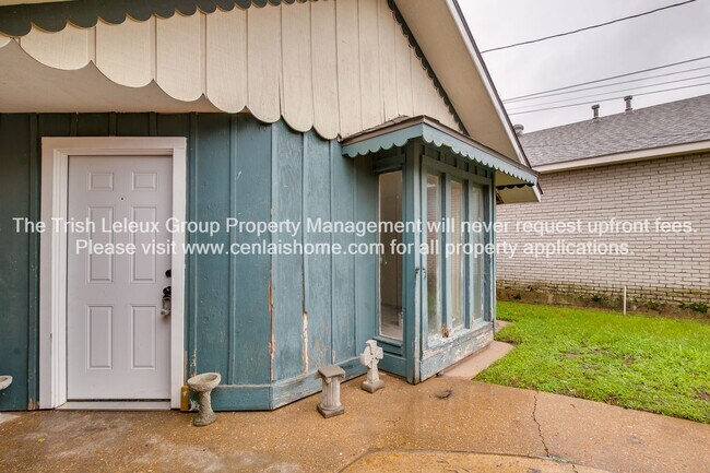 Building Photo - Large 1/1 Fresh paint & new applicances on Texas Ave