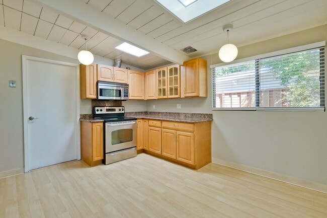 Building Photo - Nice Single Level Eichler Home in the Gree...