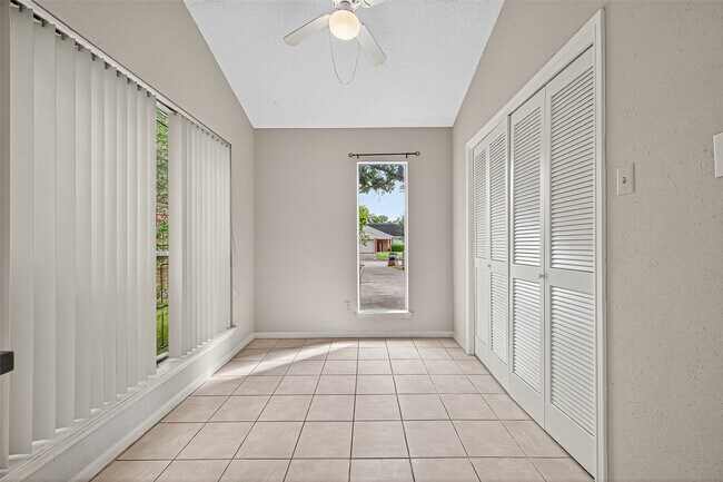 Building Photo - 2042 Hilton Head Dr