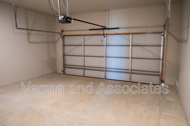 Building Photo - 940 E Skyline Lp