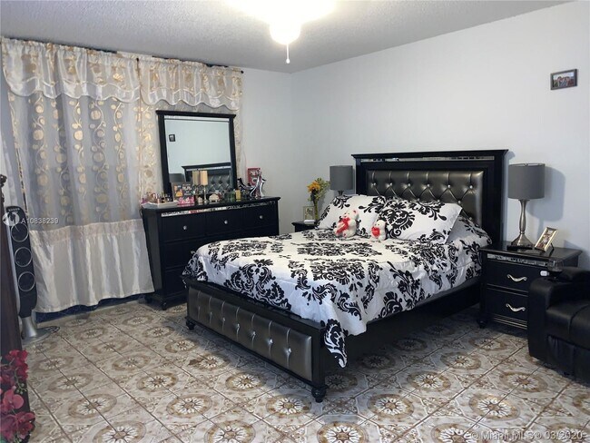 Building Photo - 1750 W 46th St