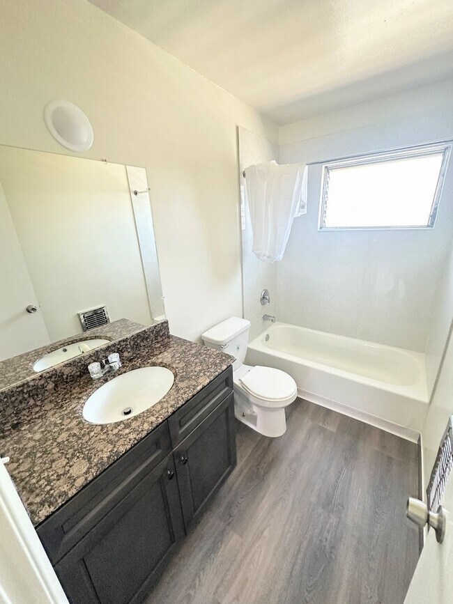 Building Photo - Nicely updated 1bd/1ba with parking includ...