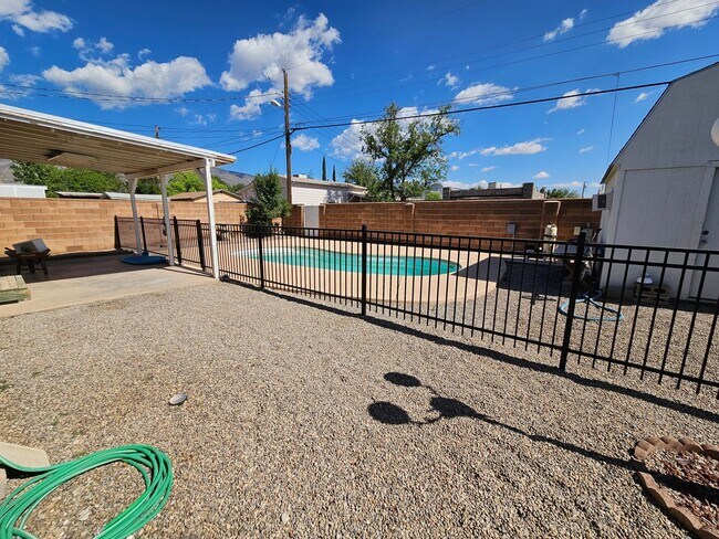 Building Photo - Beautifully maintained 3 bdrm/2 bath with ...