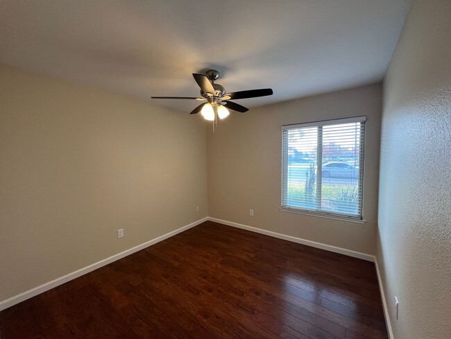 Building Photo - 2-bedroom single story condo located in de...