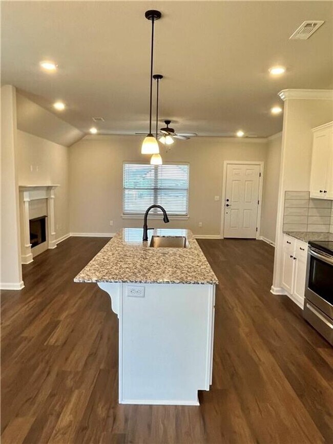 Building Photo - Modern 3-Bed, 2-Bath Home with Fenced Yard