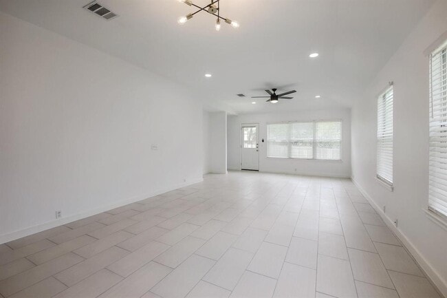 Building Photo - 2108 Kane Cove