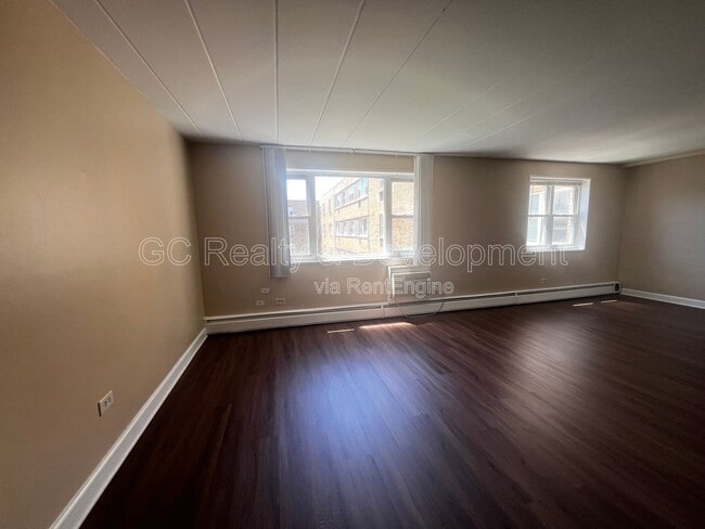 Building Photo - 6160 N Damen Ave