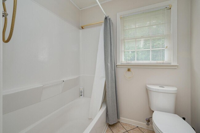 Building Photo - Beautiful Brick Ranch Home in Franklin