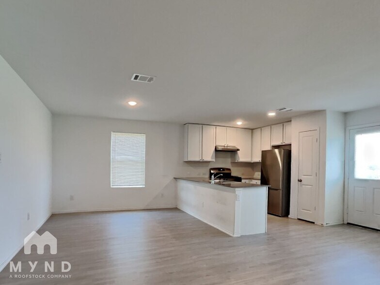 Building Photo - 9007 Lunar Cove