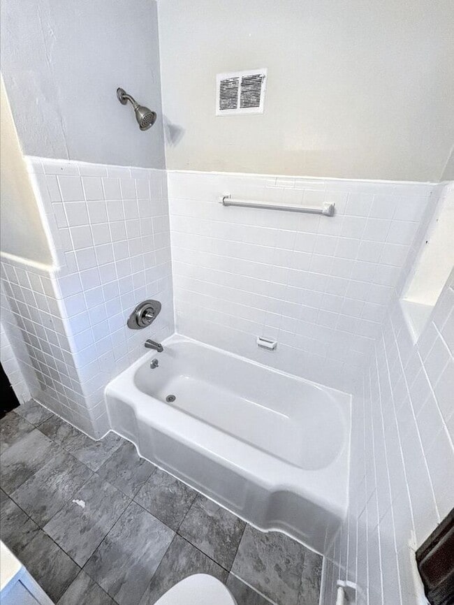 Building Photo - Charming 2-Bedroom Home with Garage and Co...