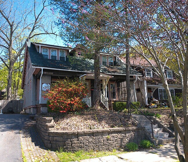 Building Photo - Available 6/1/25 Charming Two Story Single...