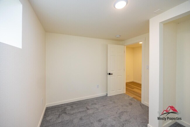 Building Photo - 542 NE Brazee St
