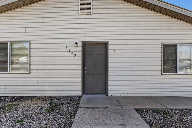 Building Photo - For Rent – Spacious 3 Bed / 2 Bath Duplex