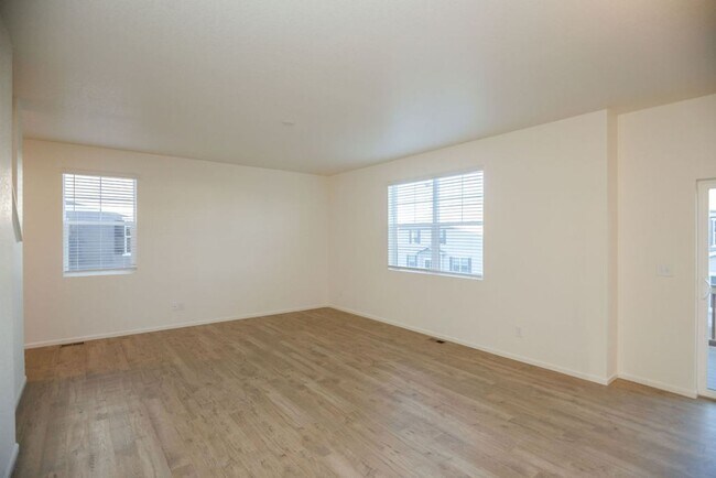 Building Photo - 4 Bedroom 3 Bath Home in Wellington!