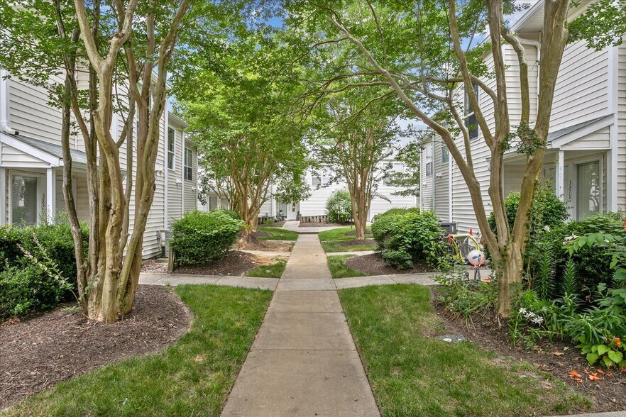 Building Photo - 3823 Staffordshire Ln