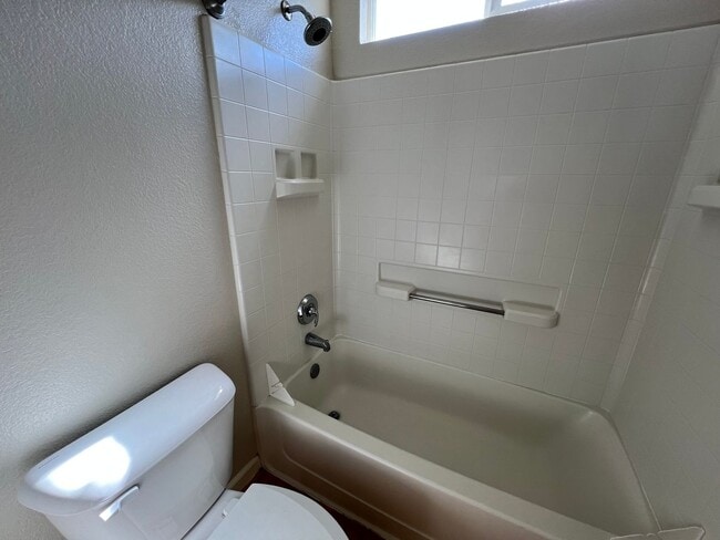 Building Photo - SPACIOUS FOUR BEDROOM HOUSE IN HAMILTON