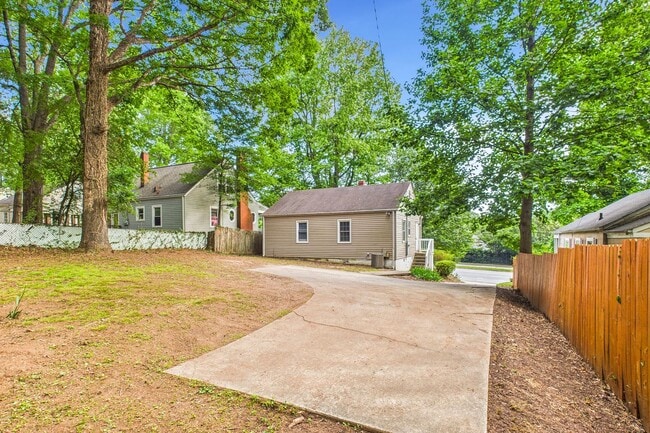Building Photo - Adorable Home, Harwood Floors and Convenie...