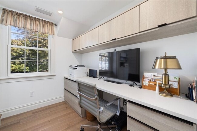 Building Photo - 9 Anthony St