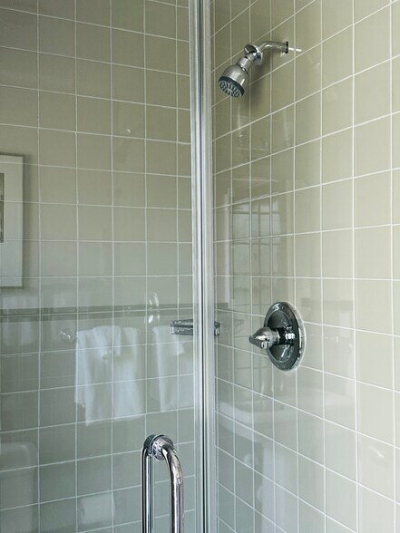 Generous size showers - 2506 Rosedale St