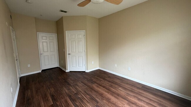 Building Photo - Cute 3/2 Condo in Horizons at Vista Lakes (Gated) with Updated Flooring and Front Parking Space