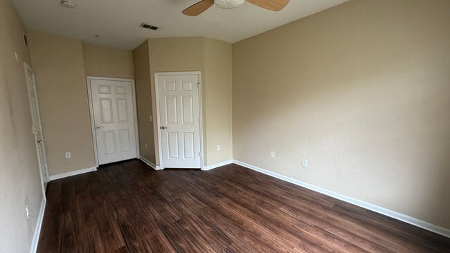 Building Photo - Cute 3/2 Condo in Horizons at Vista Lakes (Gated) with Updated Flooring